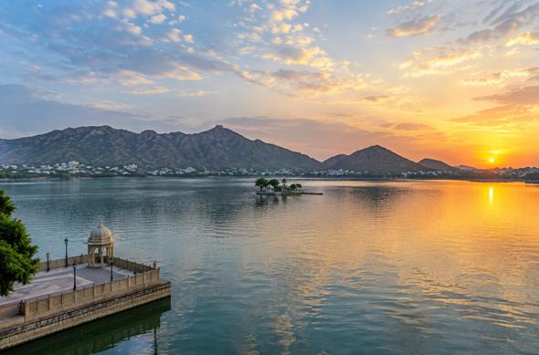 Scenic view of Ana Sagar Lake in Ajmer with calm water, Aravalli Hills, and a peaceful lakeside landscape representing Resume Writing Services Ajmer.
