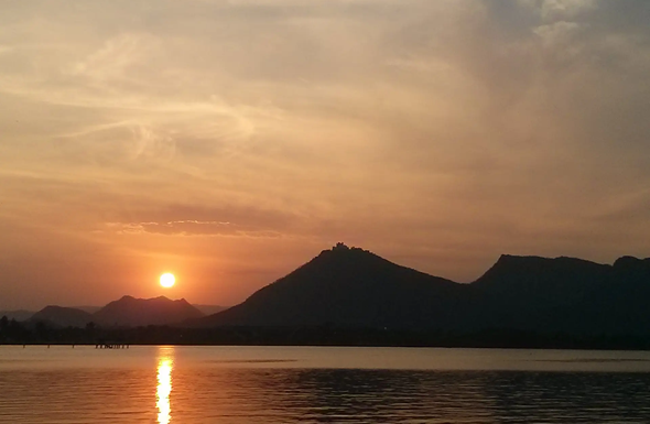 Panoramic sunrise view of Fateh Sagar Lake in Udaipur with calm water, Aravalli Hills, and scenic landscape representing Resume Writing Services Udaipur.