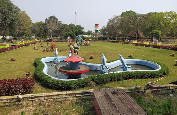 Scenic view of Maitri Bagh in Bhilai featuring lush green gardens, a peaceful lake, walking pathways, and beautiful landscapes representing Resume Writing Services Bhilai.