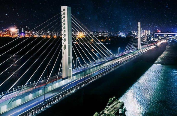Surat skyline with the Tapi River and cable bridge representing Resume Writing Services Surat by Bright Future Resume.