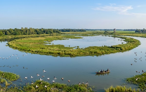 Scenic panoramic view of Gogabil Lake Bird Sanctuary near Katihar, Bihar, with tranquil waters and lush green surroundings.